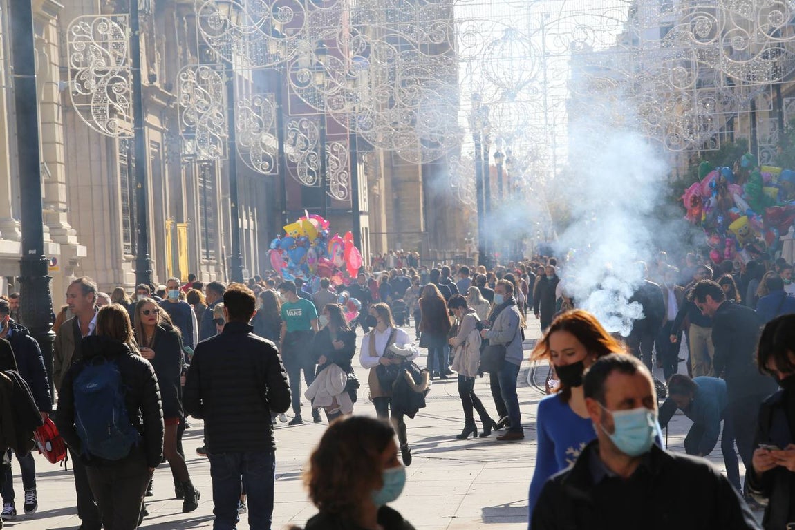 Multitud de sevillanos y turistas por las calles del Centro de Sevilla. ROCÍO RUZ