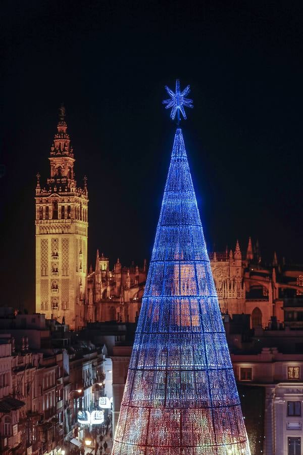 Encendido del árbol de luces led en la Plaza de San Francisco. RAÚL DOBLADO