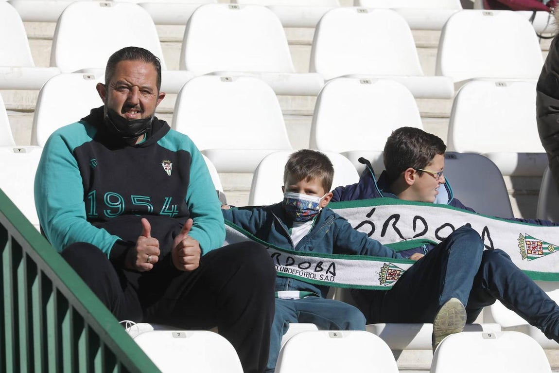 El ambiente en las gradas del Córdoba CF - Panadería Pulido, en imágenes
