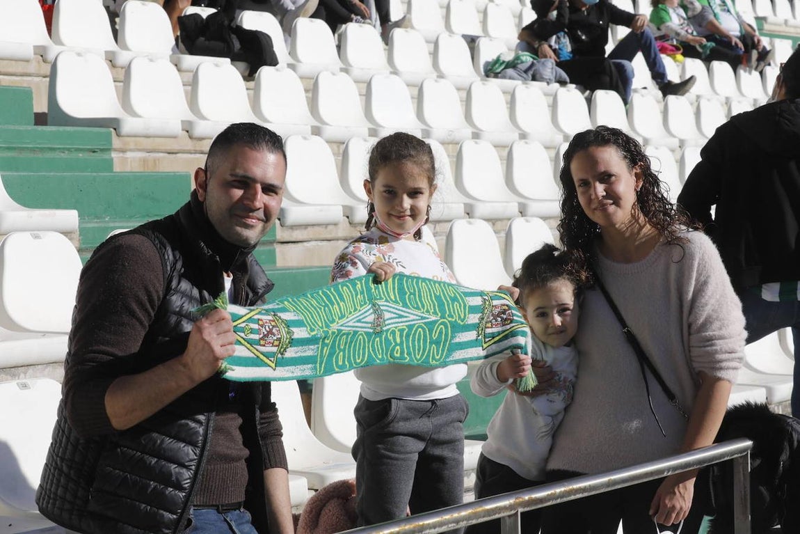 El ambiente en las gradas del Córdoba CF - Panadería Pulido, en imágenes