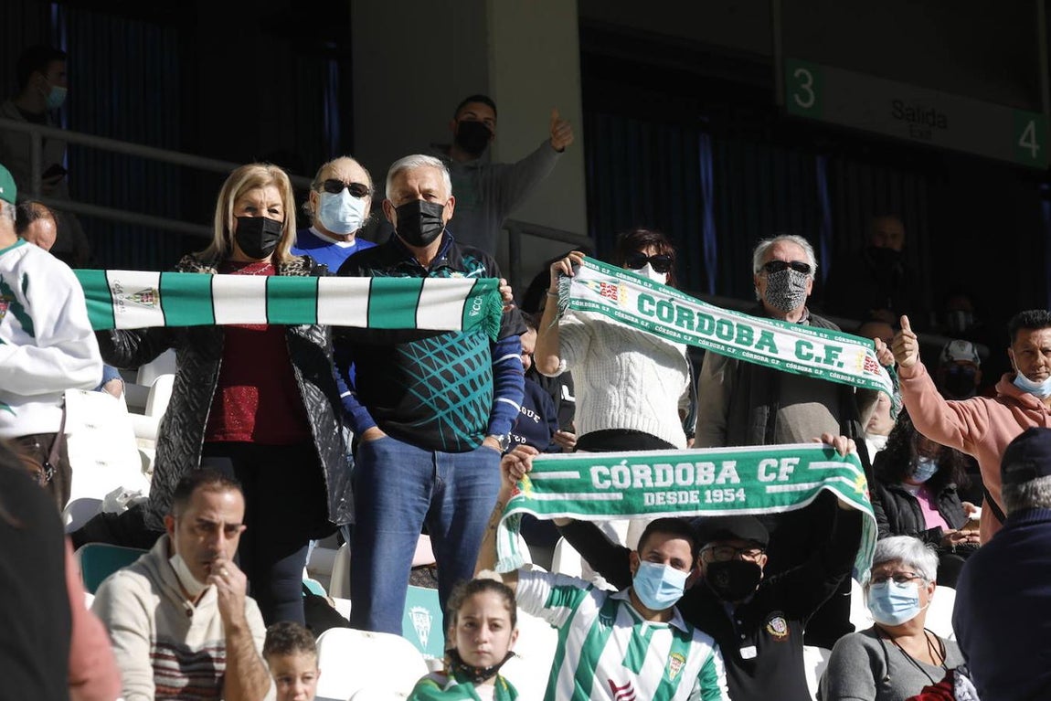 El ambiente en las gradas del Córdoba CF - Panadería Pulido, en imágenes