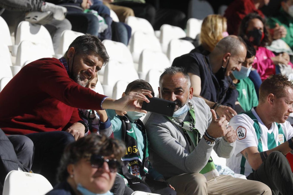 El ambiente en las gradas del Córdoba CF - Panadería Pulido, en imágenes