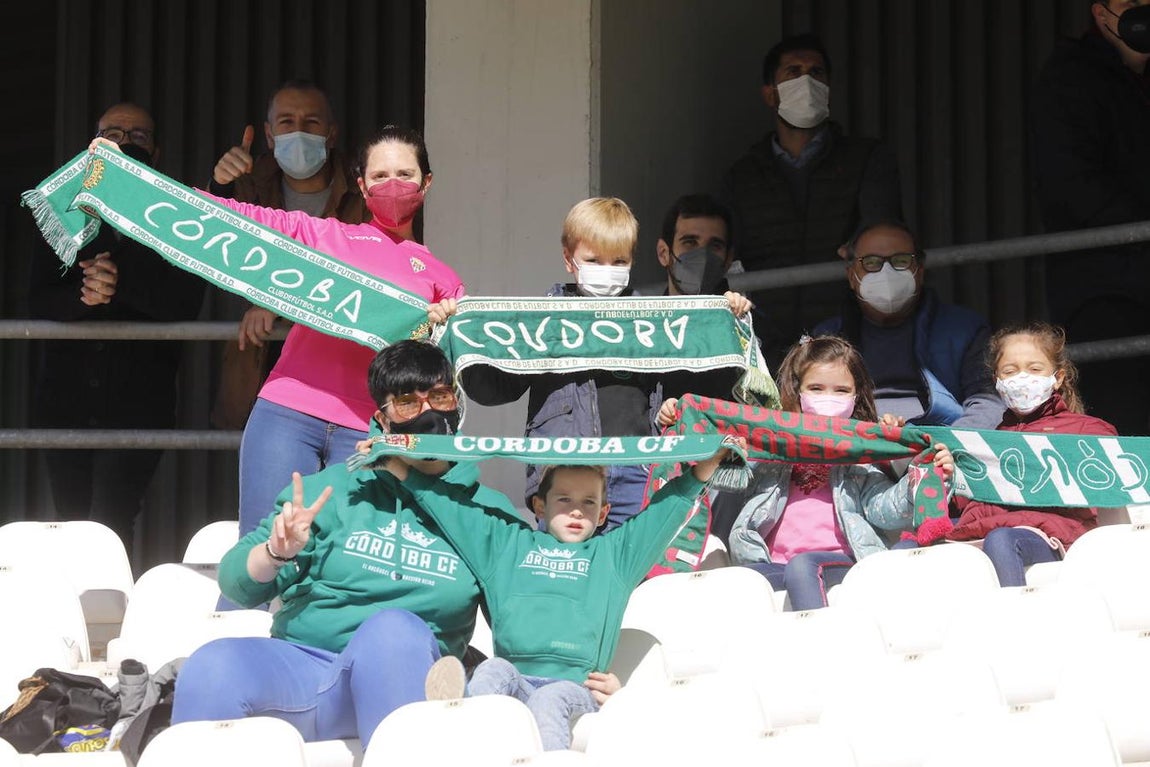 El ambiente en las gradas del Córdoba CF - Panadería Pulido, en imágenes