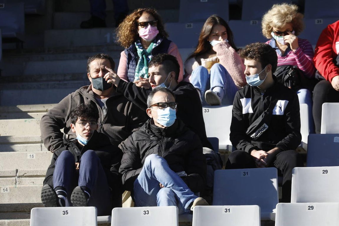 El ambiente en las gradas del Córdoba CF - Panadería Pulido, en imágenes