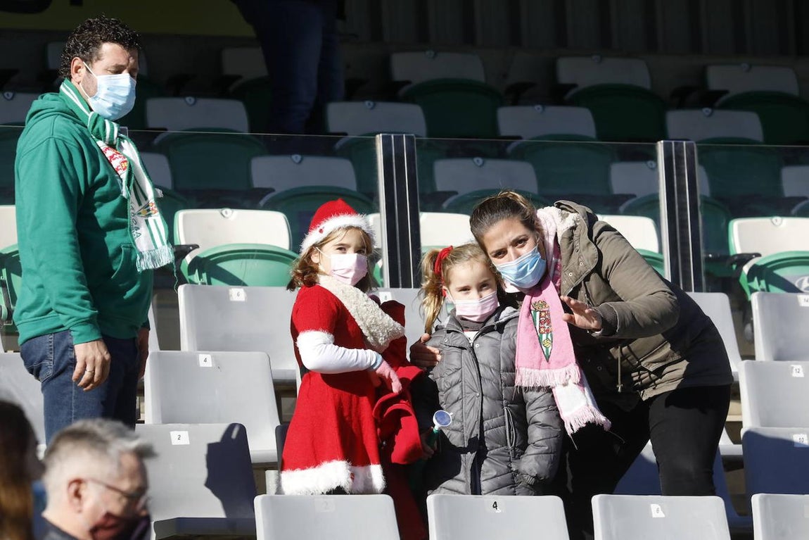 El ambiente en las gradas del Córdoba CF - Panadería Pulido, en imágenes