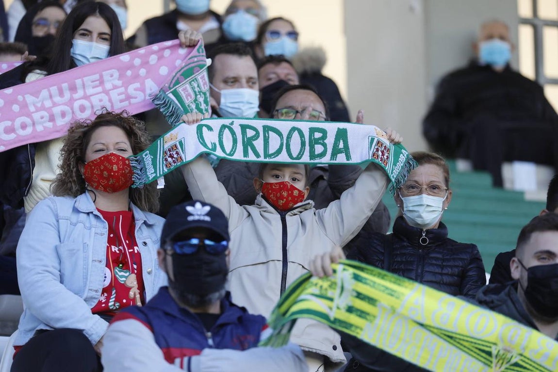 El ambiente en las gradas del Córdoba CF - Panadería Pulido, en imágenes
