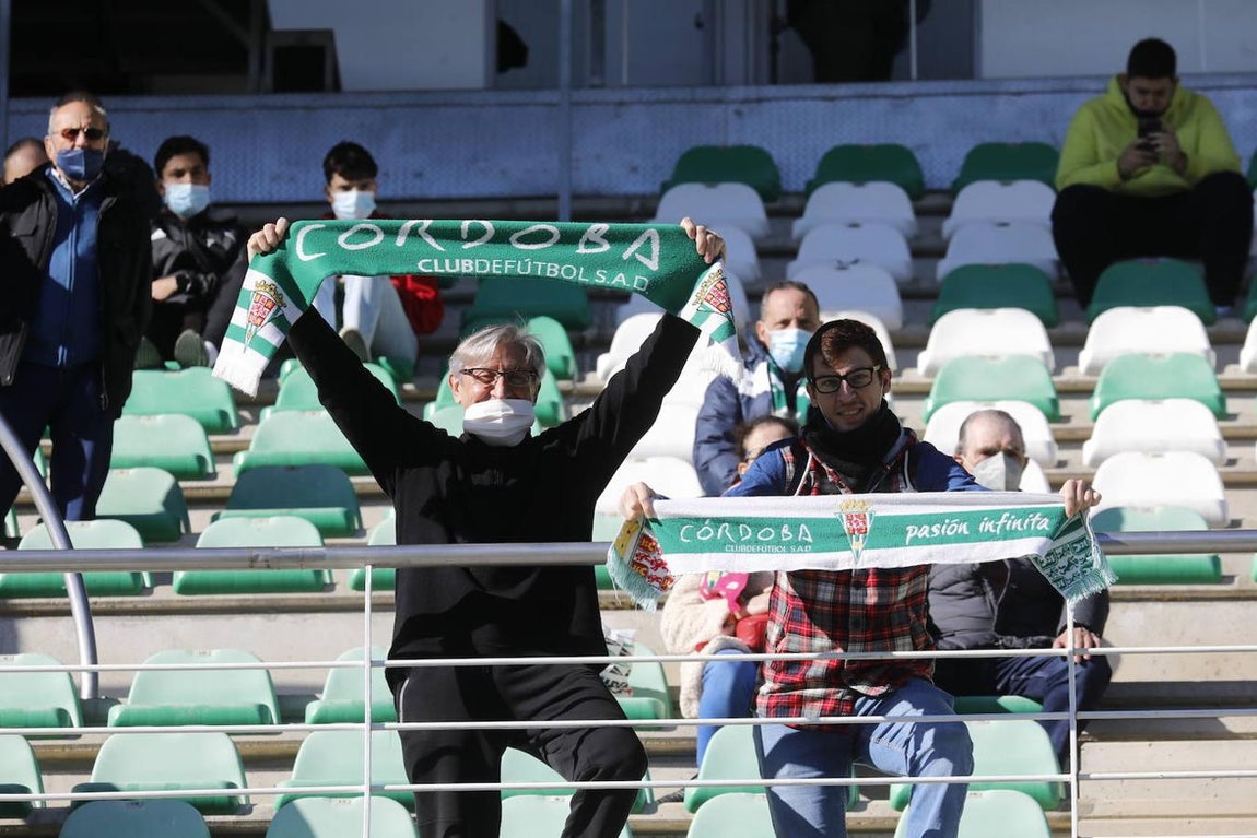 El ambiente en las gradas del Córdoba CF - Panadería Pulido, en imágenes