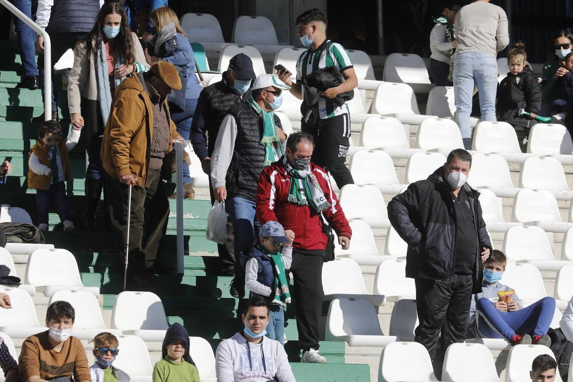 El ambiente en las gradas del Córdoba CF - Panadería Pulido, en imágenes