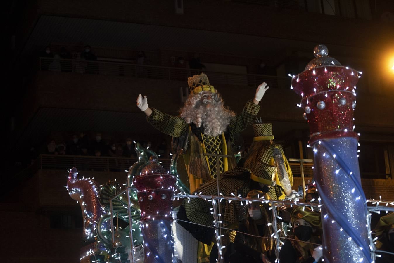 Los Reyes Magos vuelven a llenar las calles de Málaga de ilusión, pese a la pandemia