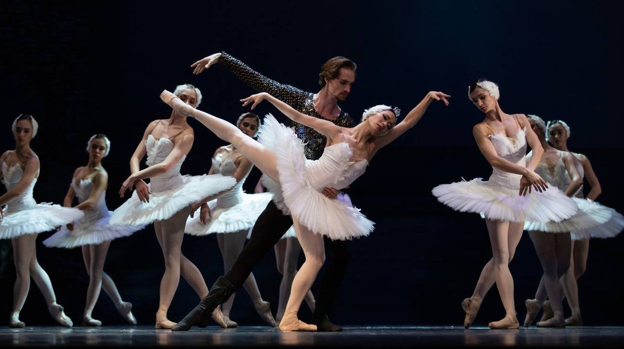 En imágenes,&#039;El lago de los cisnes&#039; abre el Teatro de la Maestranza en 2022