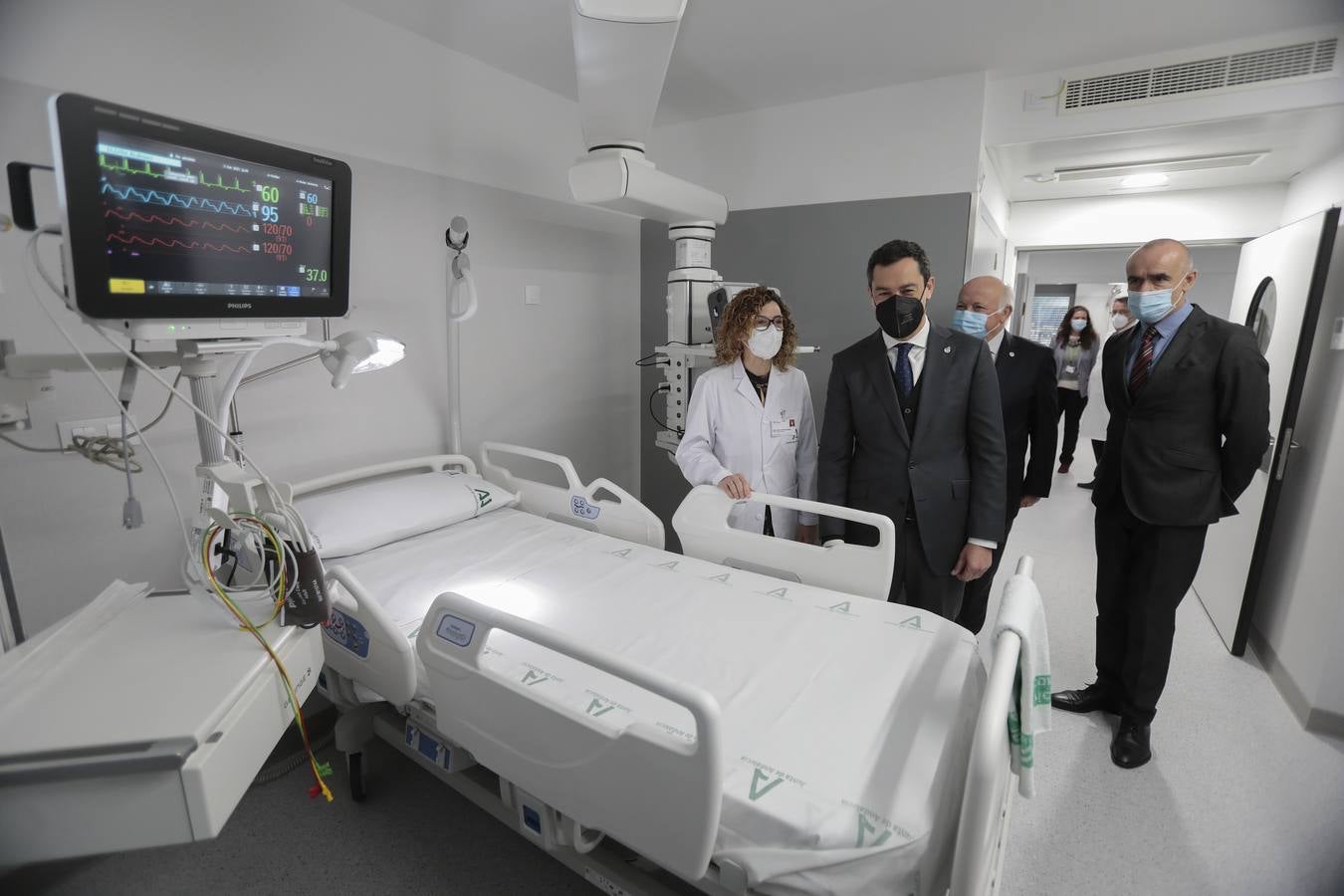 En imágenes, Juanma Moreno inaugura tres nuevas plantas del Hospital de Emergencia Covid-19 de Sevilla