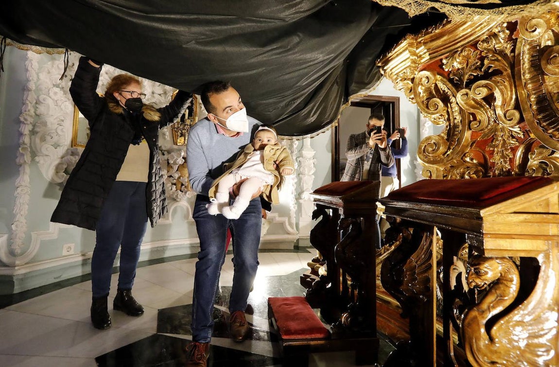 Los niños pasan bajo el manto de la Virgen de los Dolores de Córdoba, en imágenes