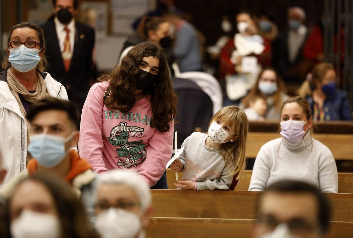 Los niños pasan bajo el manto de la Virgen de los Dolores de Córdoba, en imágenes