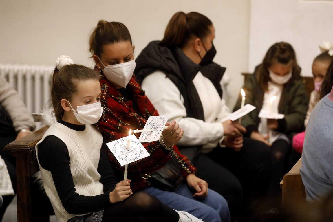 Los niños pasan bajo el manto de la Virgen de los Dolores de Córdoba, en imágenes