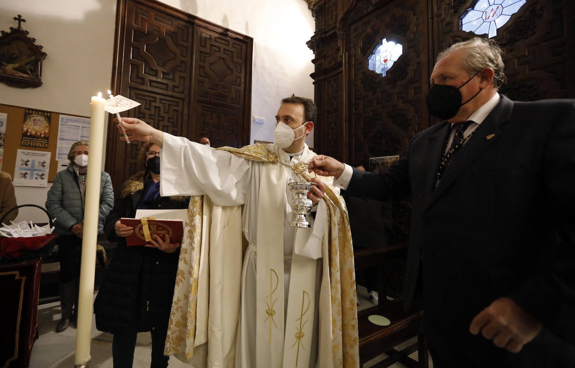 Los niños pasan bajo el manto de la Virgen de los Dolores de Córdoba, en imágenes