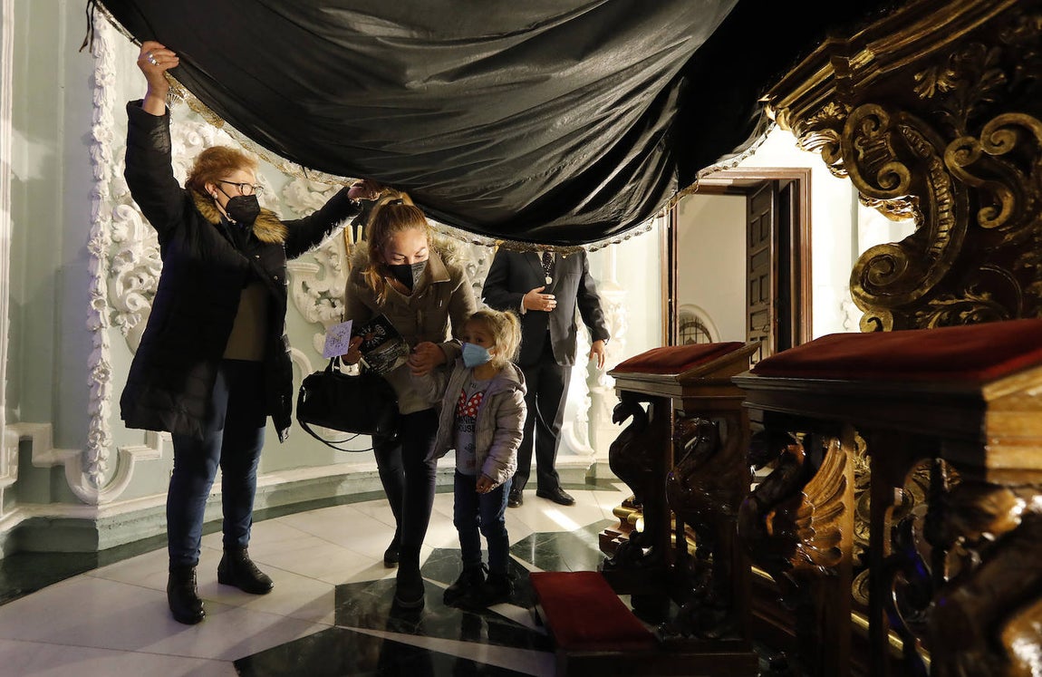 Los niños pasan bajo el manto de la Virgen de los Dolores de Córdoba, en imágenes