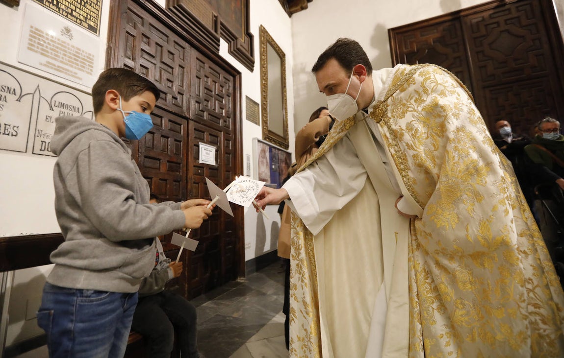 Los niños pasan bajo el manto de la Virgen de los Dolores de Córdoba, en imágenes