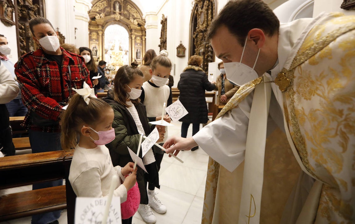 Los niños pasan bajo el manto de la Virgen de los Dolores de Córdoba, en imágenes