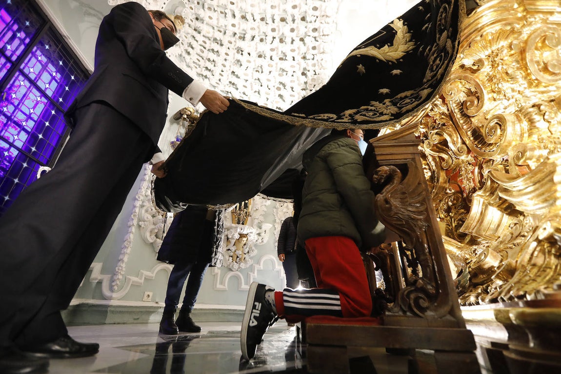 Los niños pasan bajo el manto de la Virgen de los Dolores de Córdoba, en imágenes