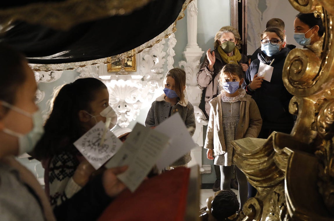 Los niños pasan bajo el manto de la Virgen de los Dolores de Córdoba, en imágenes