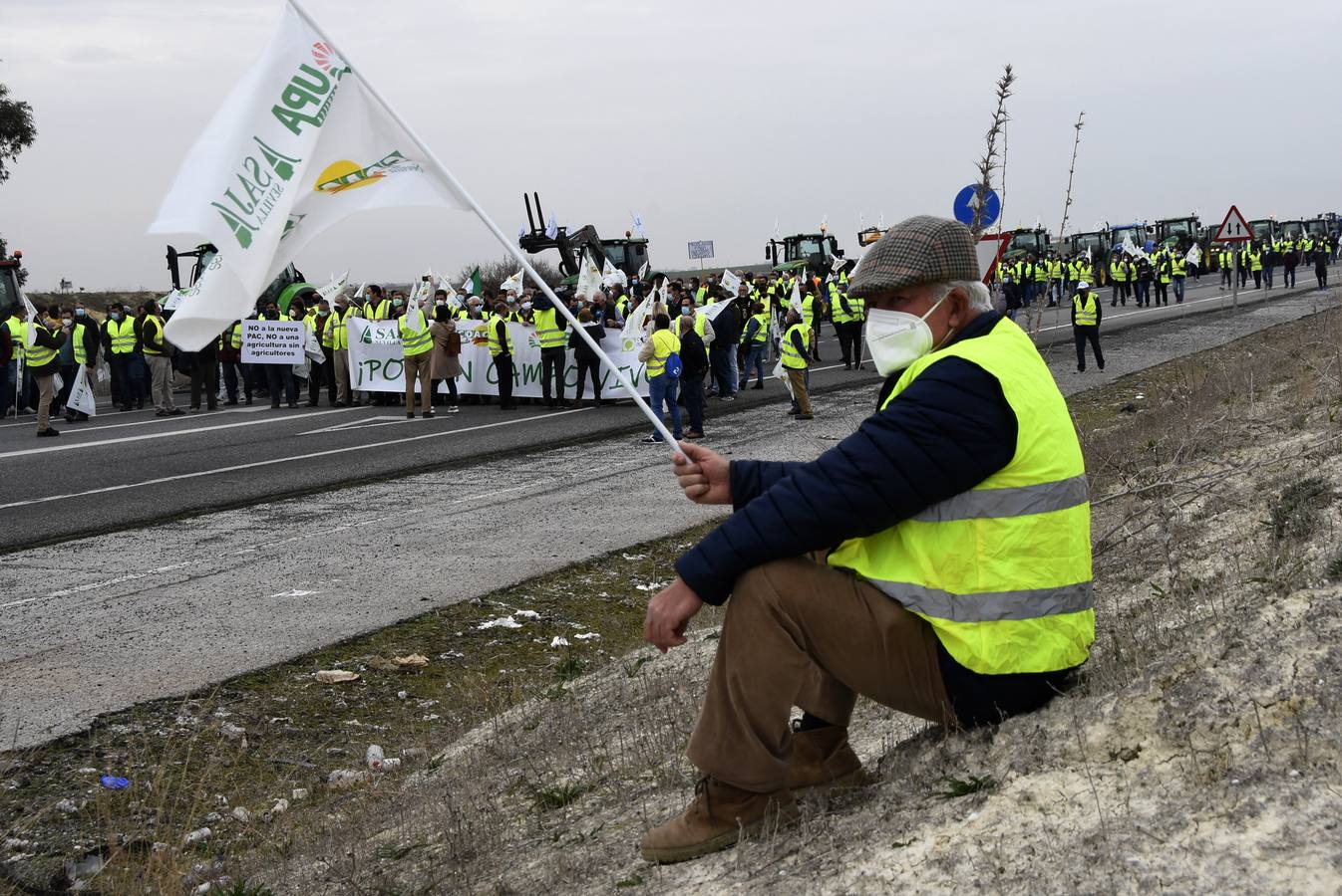 Los agricultores muestran su hartazgo bloqueando la AP-4 en Sevilla