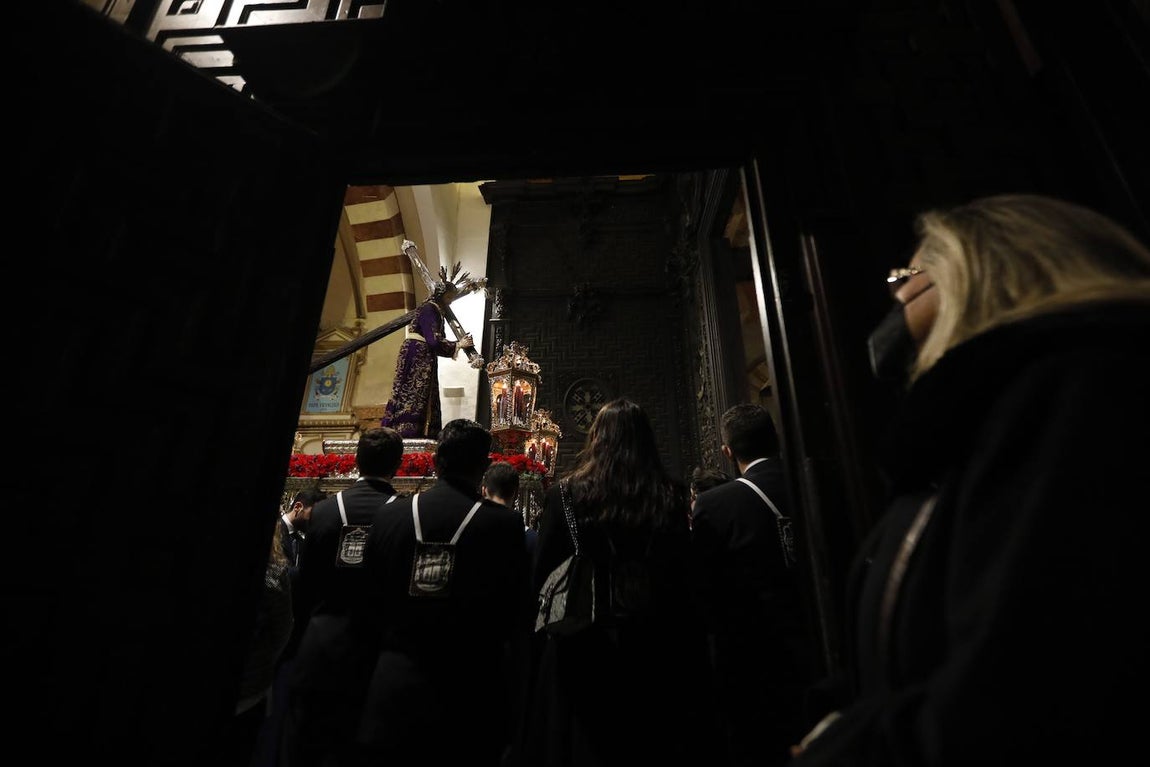 En imágenes, el Vía Crucis del Calvario en Córdoba (II)