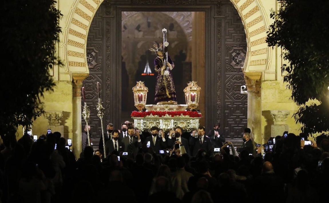 En imágenes, el Vía Crucis del Calvario en Córdoba (II)