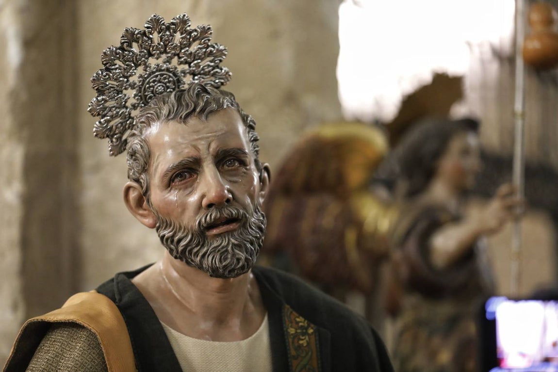 La bendición de una imagen de San Pedro para el misterio de la Bondad