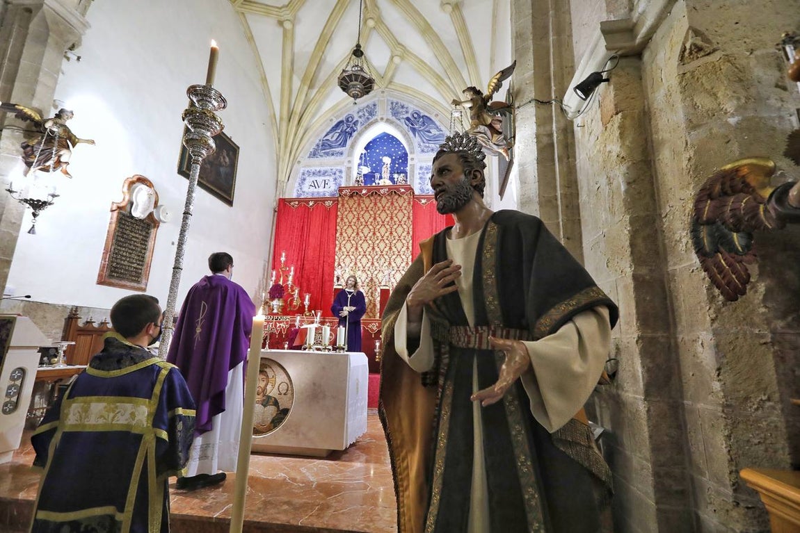 La bendición de una imagen de San Pedro para el misterio de la Bondad