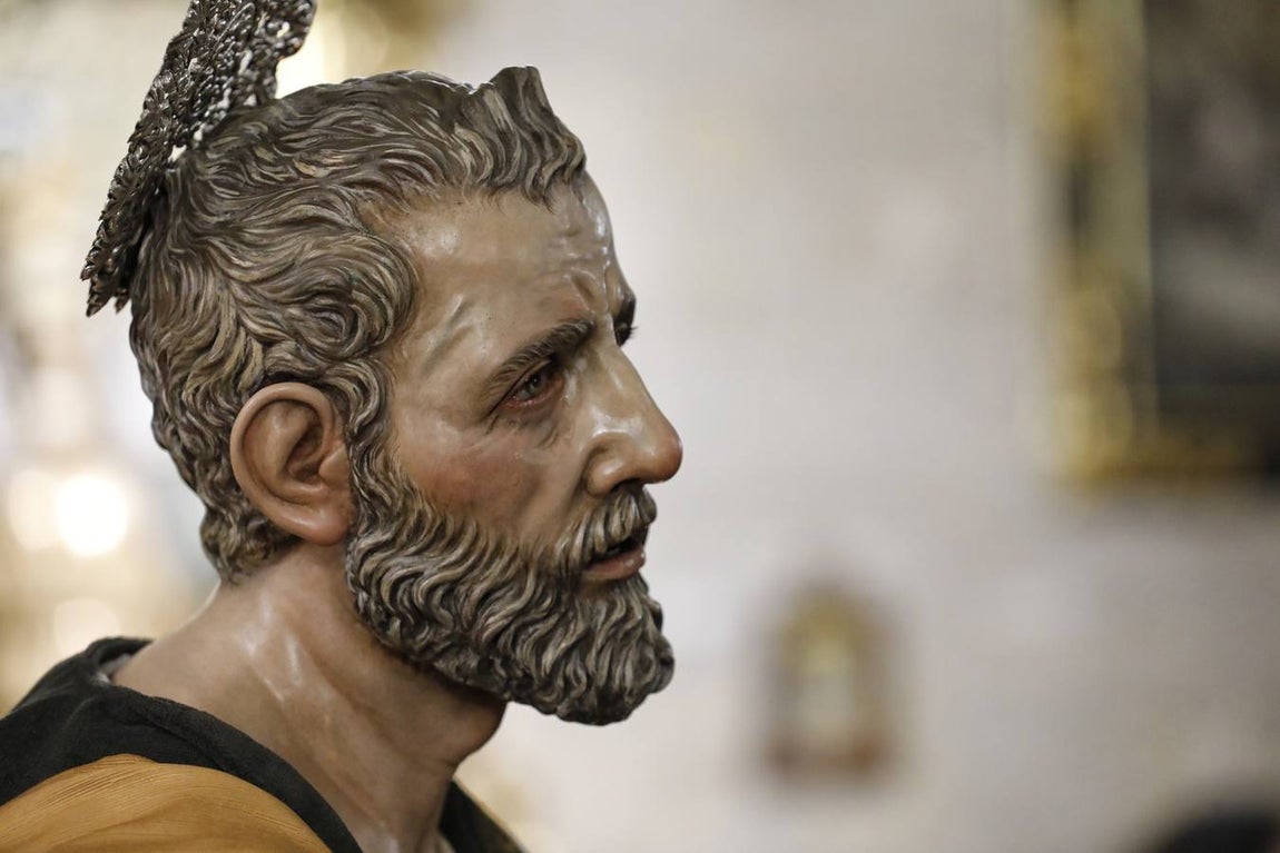 La bendición de una imagen de San Pedro para el misterio de la Bondad