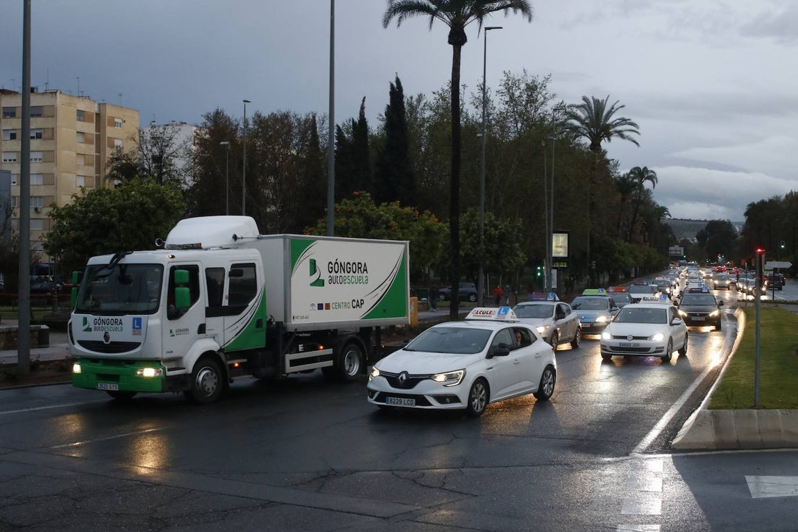 La marcha de protesta de las autoescuelas de Córdoba, en imágenes