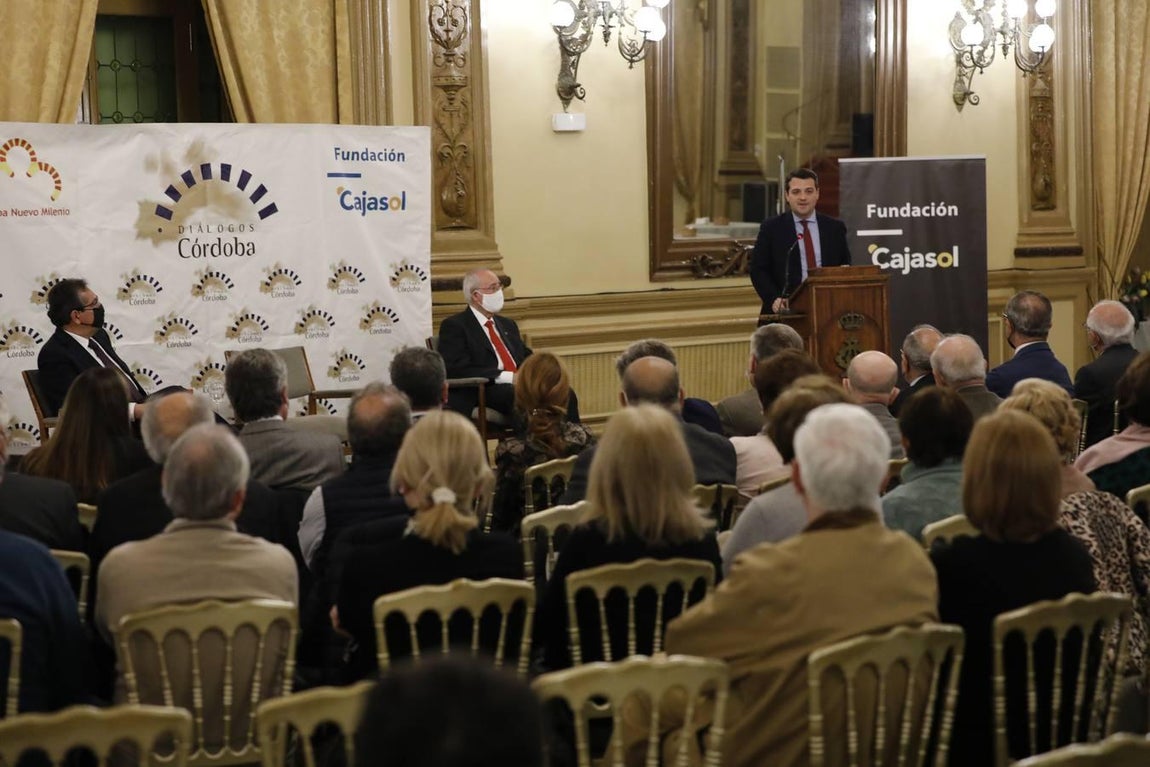La conferencia del alcalde de Córdoba en el Foro Amador Jover, en imágenes