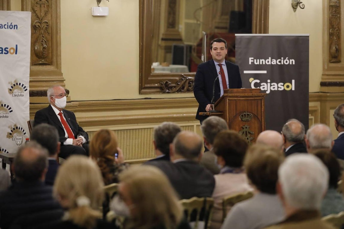La conferencia del alcalde de Córdoba en el Foro Amador Jover, en imágenes