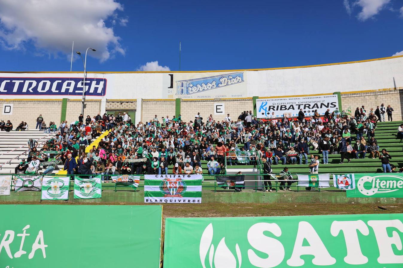 El Córdoba CF ata pero aplaza el ascenso con un empate (2-2) ante el CP Cacereño