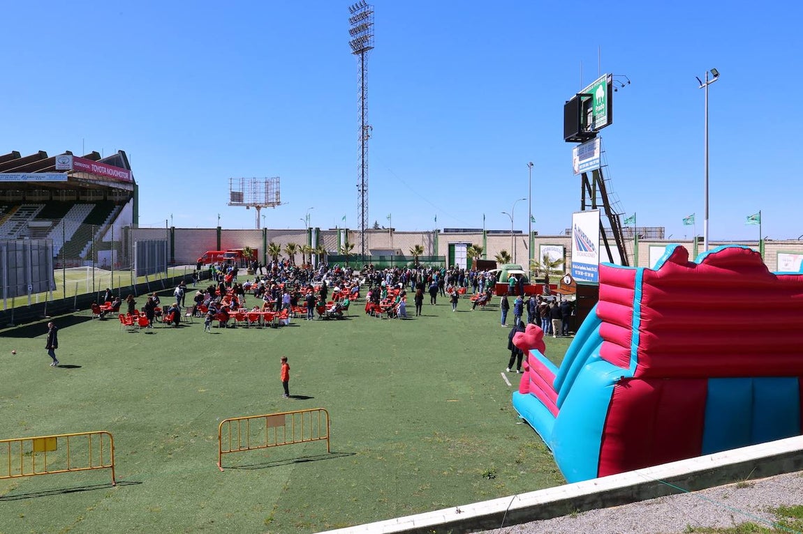 El ambientazo de la afición del Córdoba CF en Cáceres, en imágenes