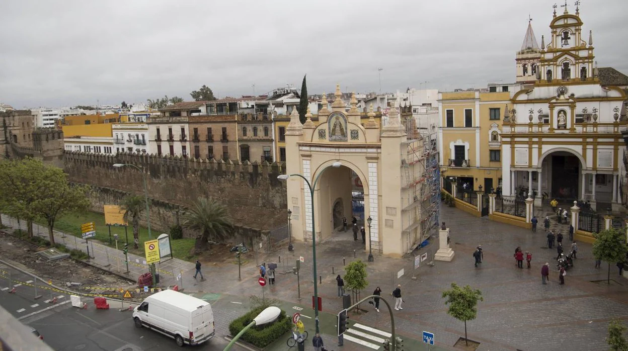 Sevilla recupera el Arco de la Macarena