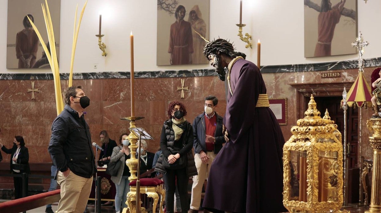 Una multitud de fieles venera al Gran Poder en su basílica este Sábado de Pasión