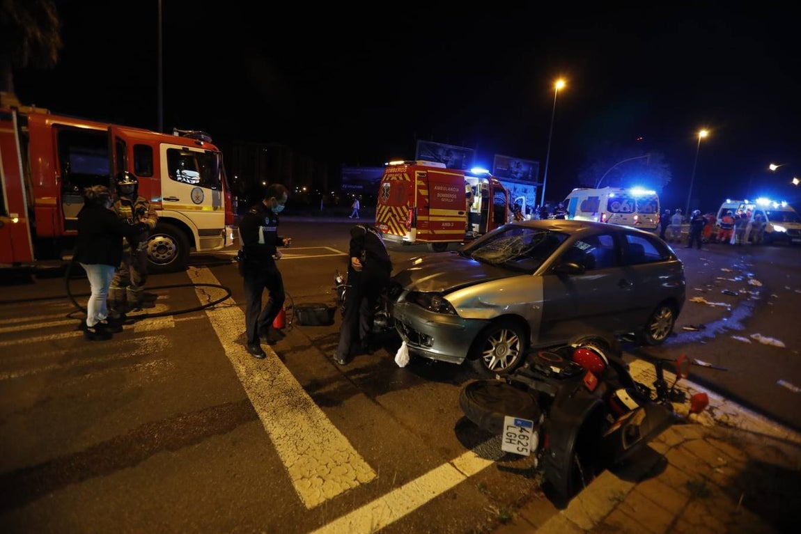 En imágenes, un muerto y dos heridos graves en un accidente en Sevilla