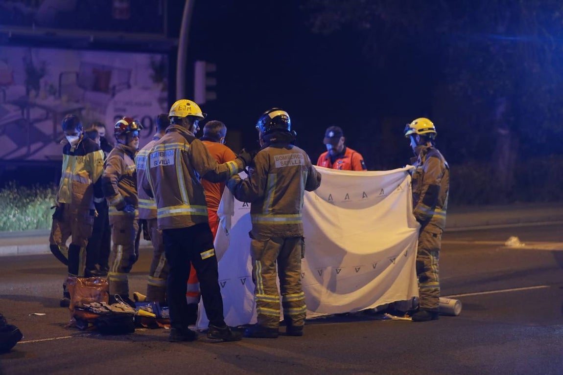 En imágenes, un muerto y dos heridos graves en un accidente en Sevilla