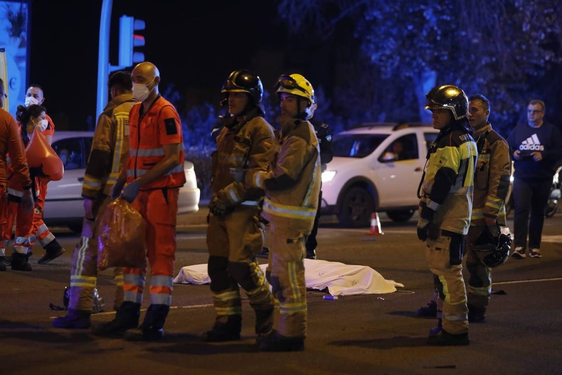 En imágenes, un muerto y dos heridos graves en un accidente en Sevilla
