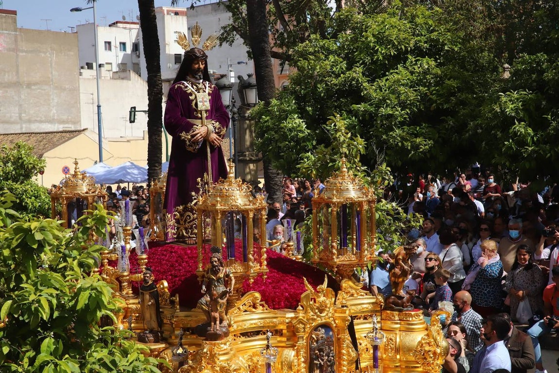 El imágenes, el Rescatado reparte su gracia el Domingo de Ramos en Córdoba