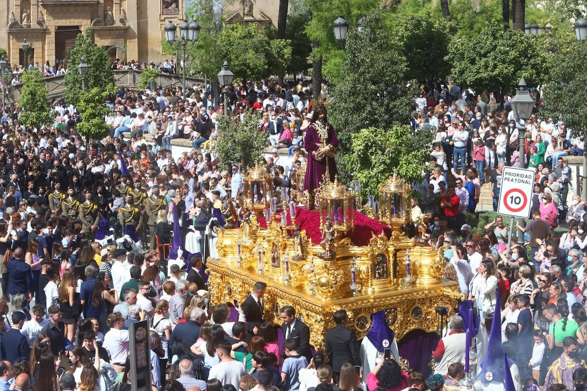 El imágenes, el Rescatado reparte su gracia el Domingo de Ramos en Córdoba