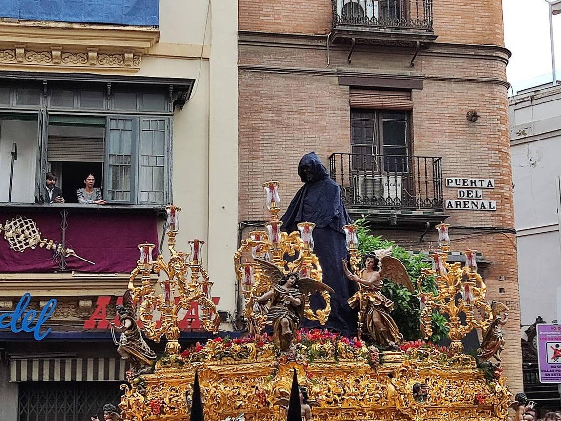 El Cautivo de Santa Genoveva, cubierto para protegerlo de la lluvia. ABC