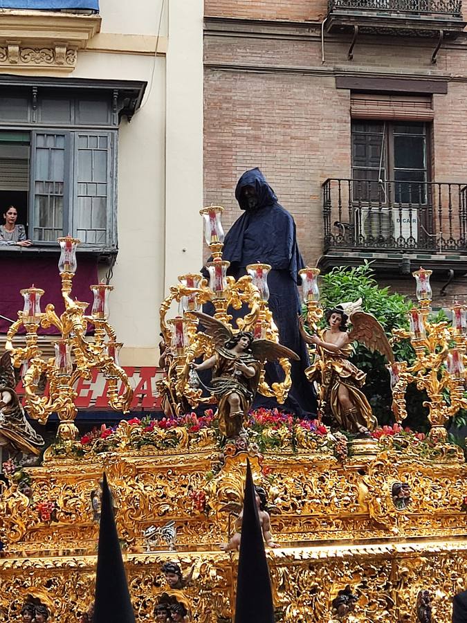 El Cautivo de Santa Genoveva, cubierto para protegerlo de la lluvia. ABC