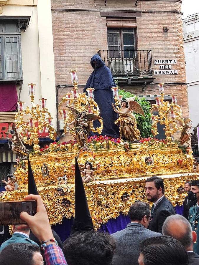 El Cautivo de Santa Genoveva, cubierto para protegerlo de la lluvia. ABC