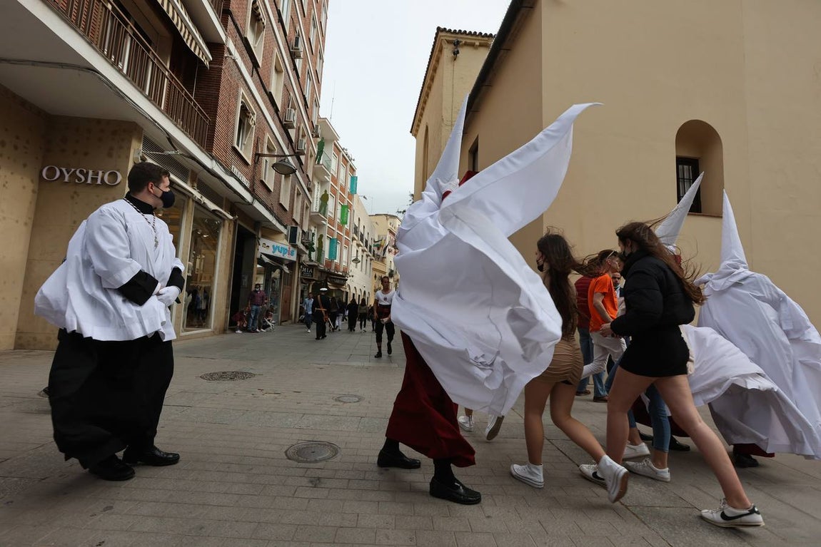 Lunes Santo | Tristeza en San Nicolás, la lluvia impide la salida de la Sentencia