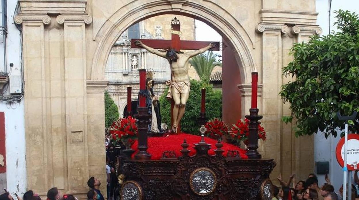Jueves Santo | La esperada salida de la Caridad de Córdoba, en imágenes