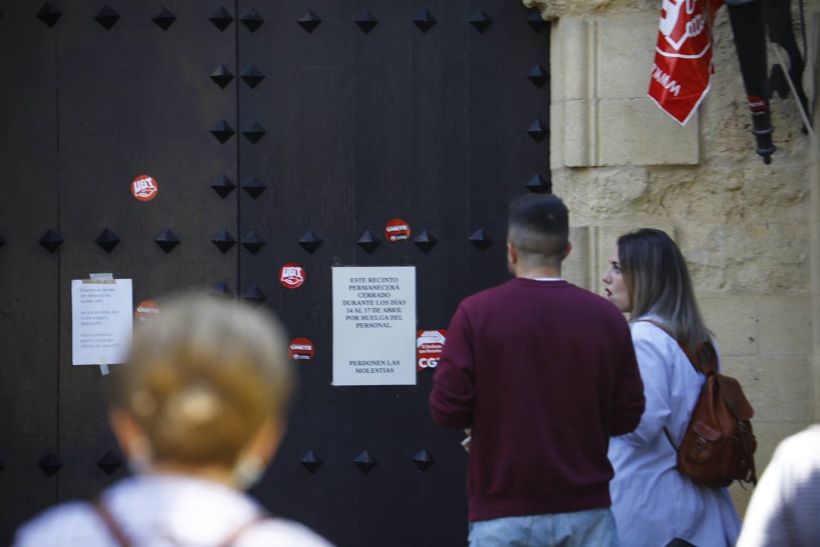 Los museos municipal de Córdoba cerrados por huelga, en imágenes