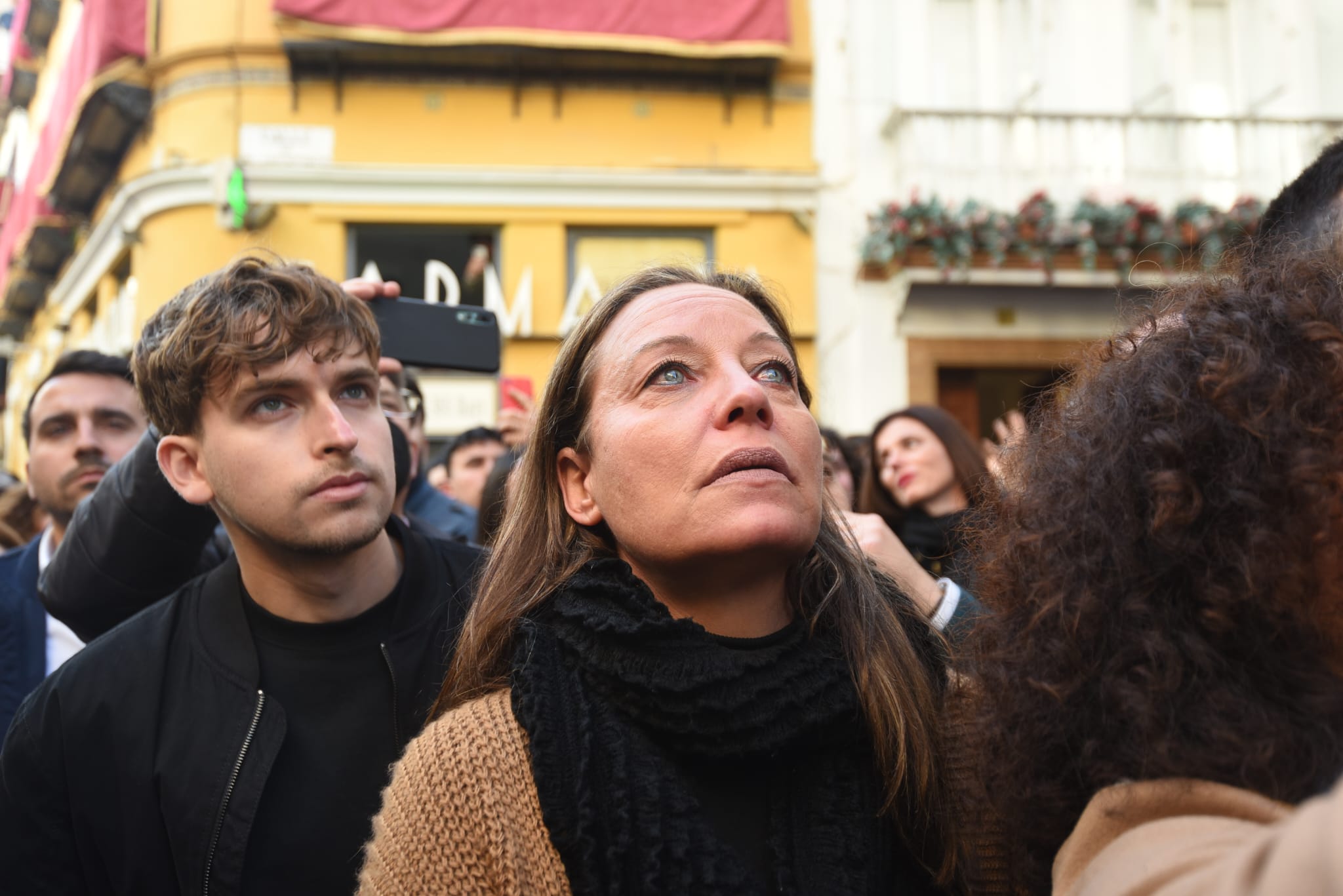 El cante se hace oración al paso de Los Gitanos