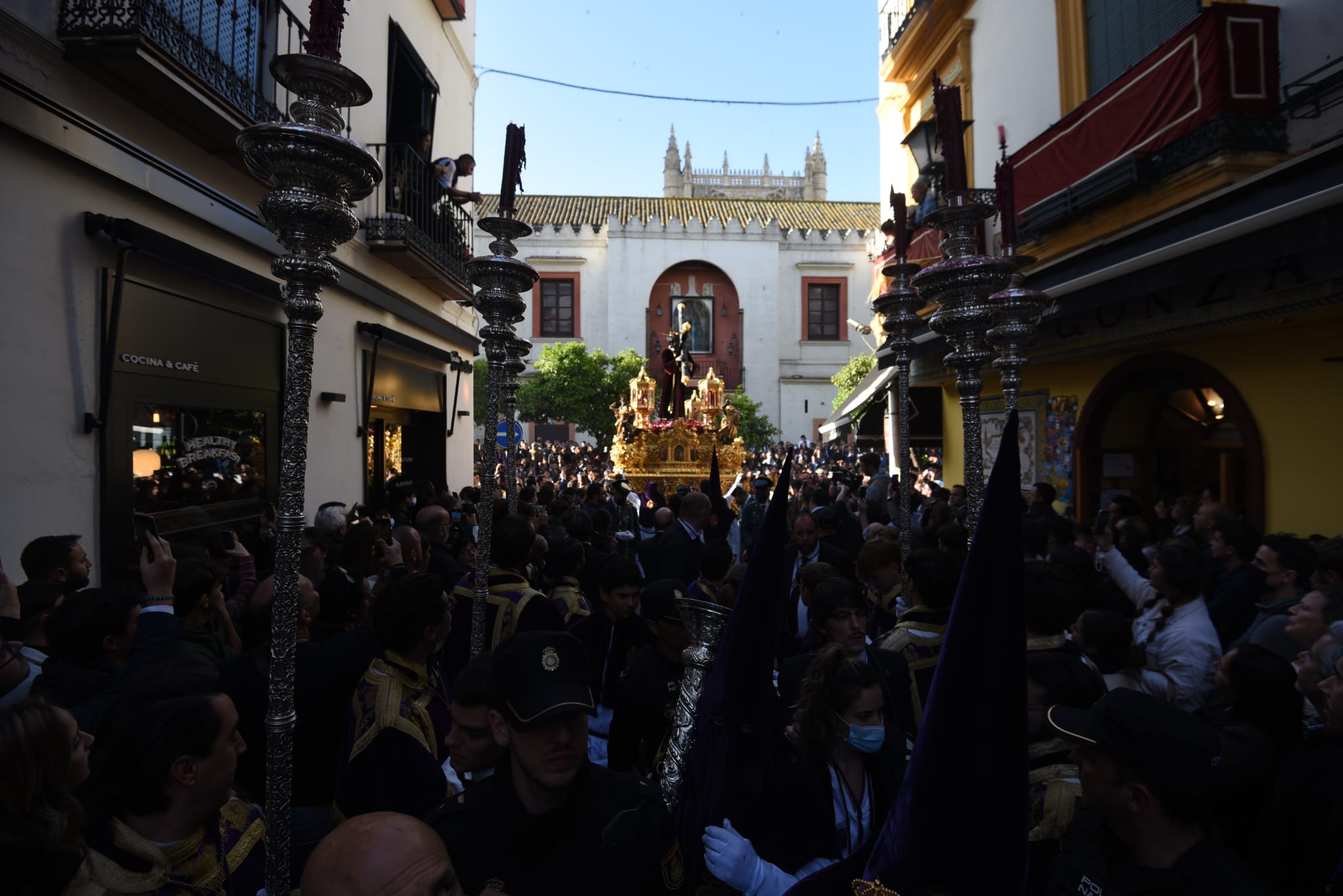 El cante se hace oración al paso de Los Gitanos